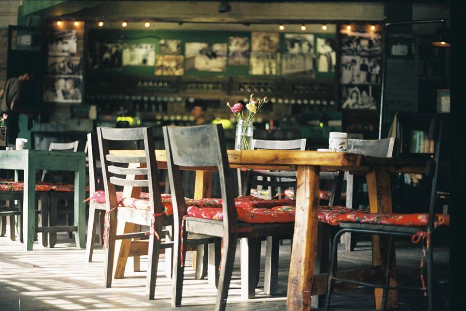 bàn ghế gỗ quán cà phê